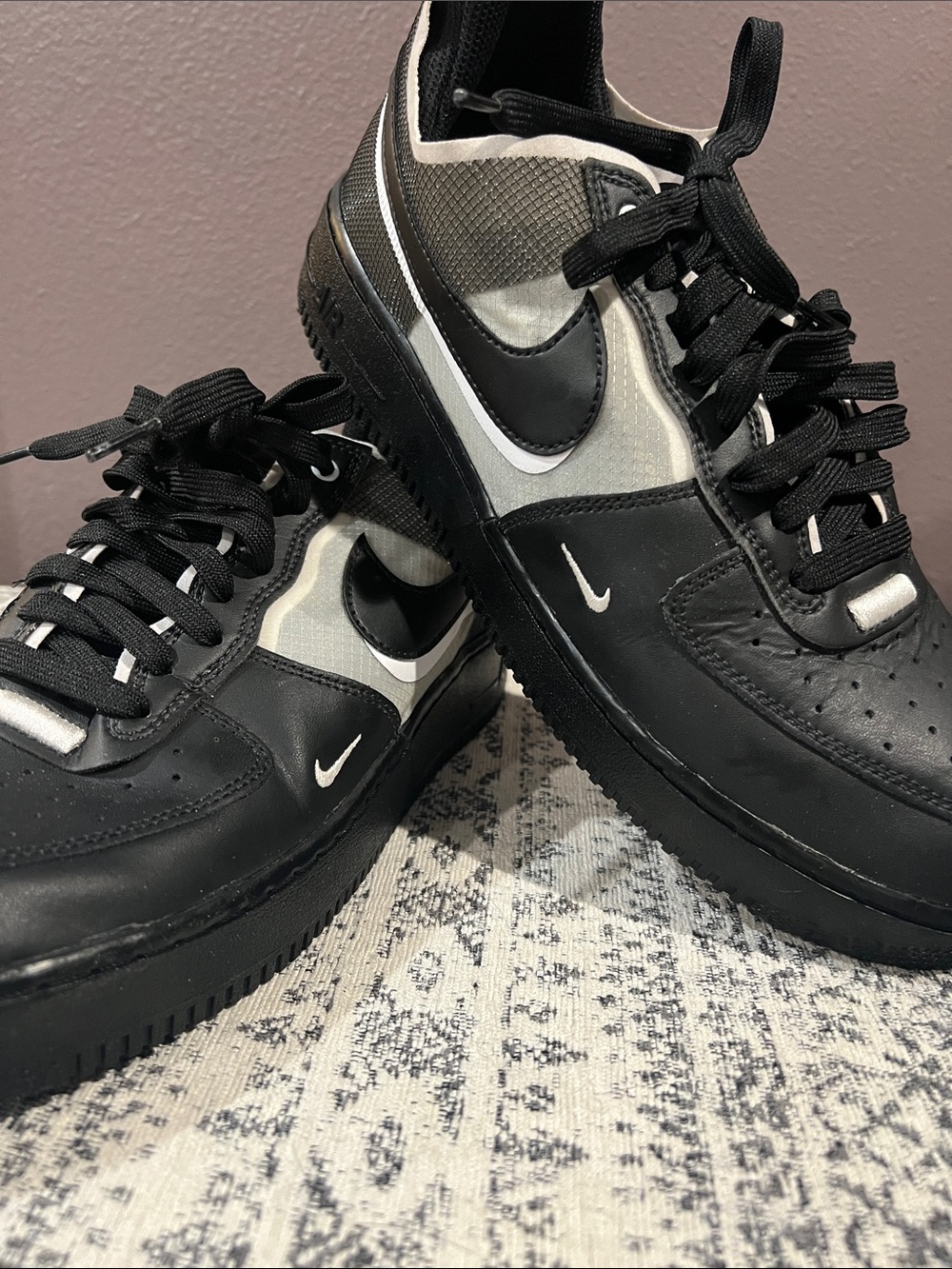 Nike Men’s Black and White Low-Top Sneakers size 9.5